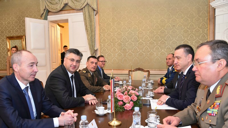 Predsjednik Vlade Plenković s rumunjskim ministrom obrane Fiforom 